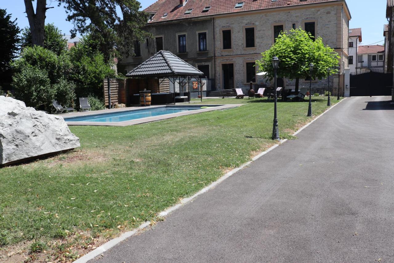 Les Tourelles La Tour-du-Pin Exterior foto